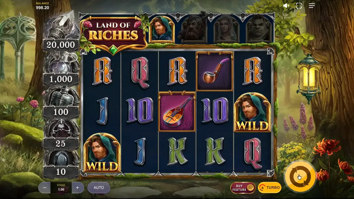 Pemandangan hutan fantasi mistis dalam slot Land of Riches